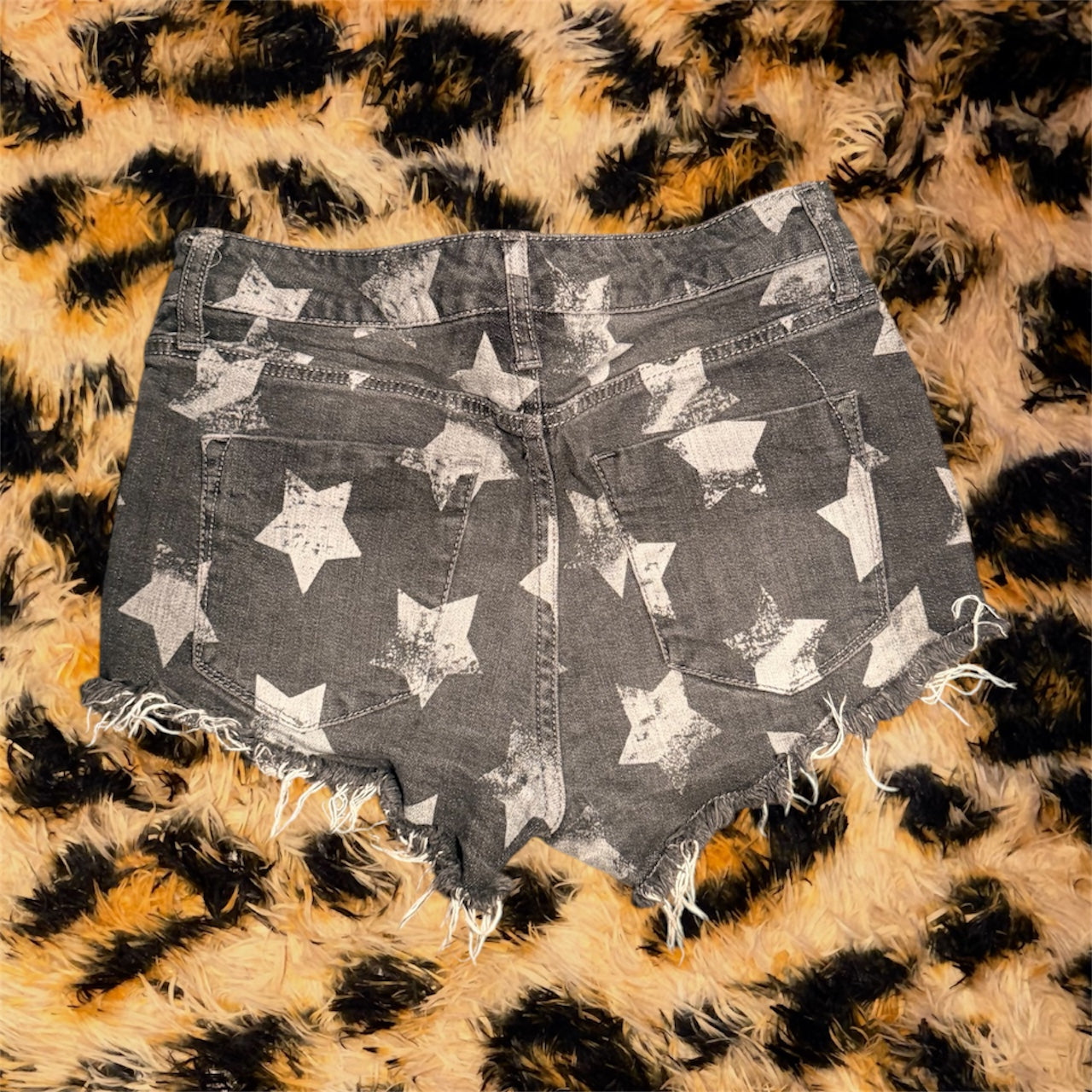 High Rise Distressed Grey
Star Shorts